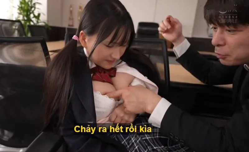Ba năm trời, thầy giáo rèn luyện cô học trò ngực đẹp thành "bình đựng tinh".